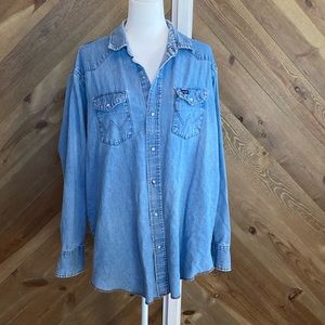 VINTAGE DENIM Oversized Wrangler Shirt with Pearlized Snap Closure